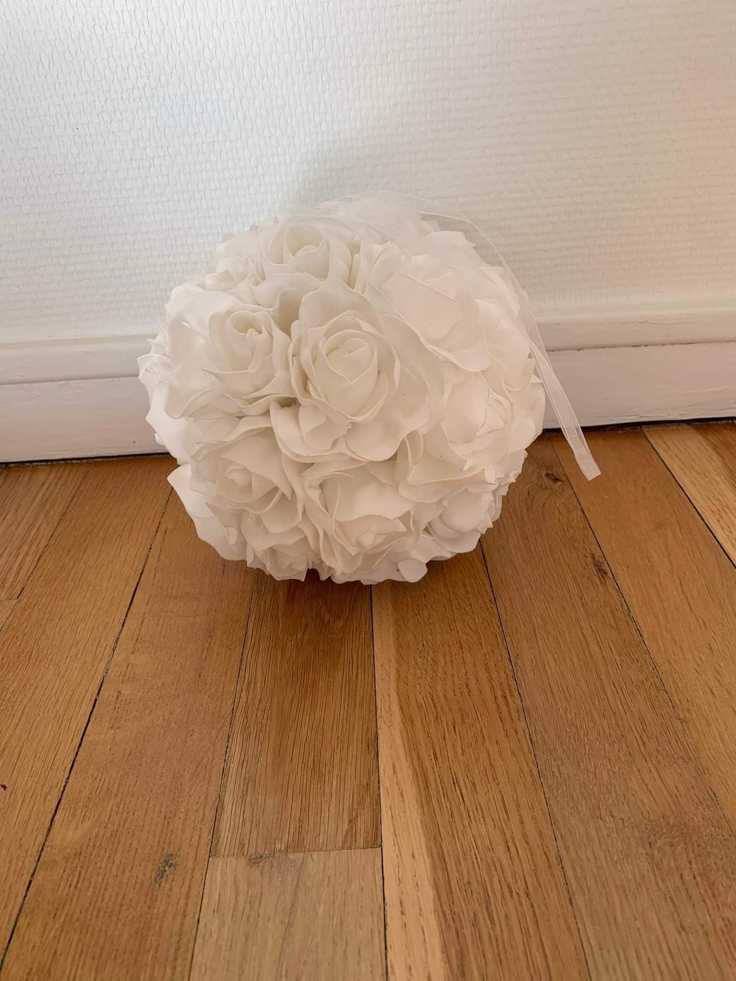 Boules de fleurs blanches sans paillettes à Reims