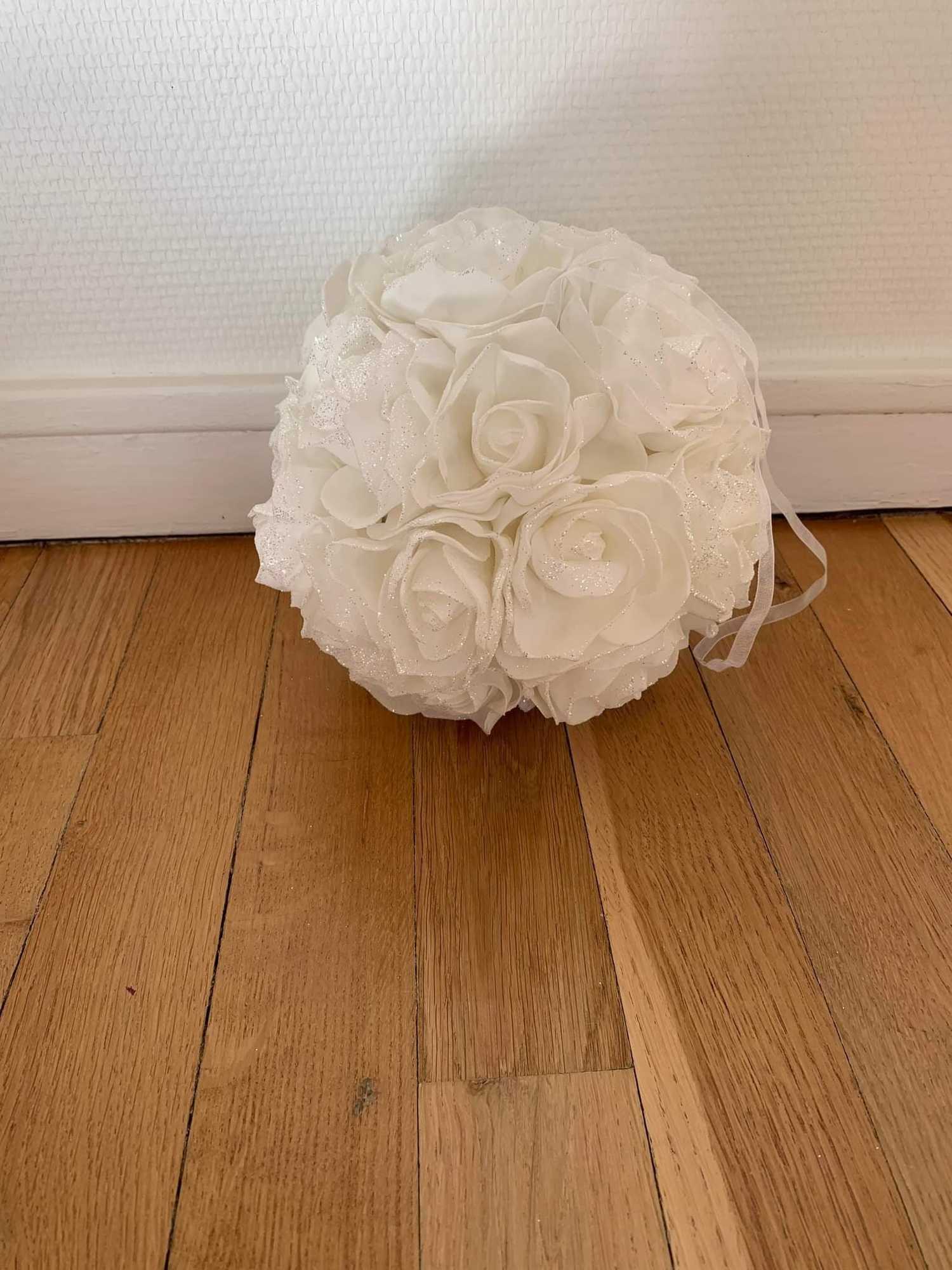 Boules de fleurs blanches avec paillettes à Reims
