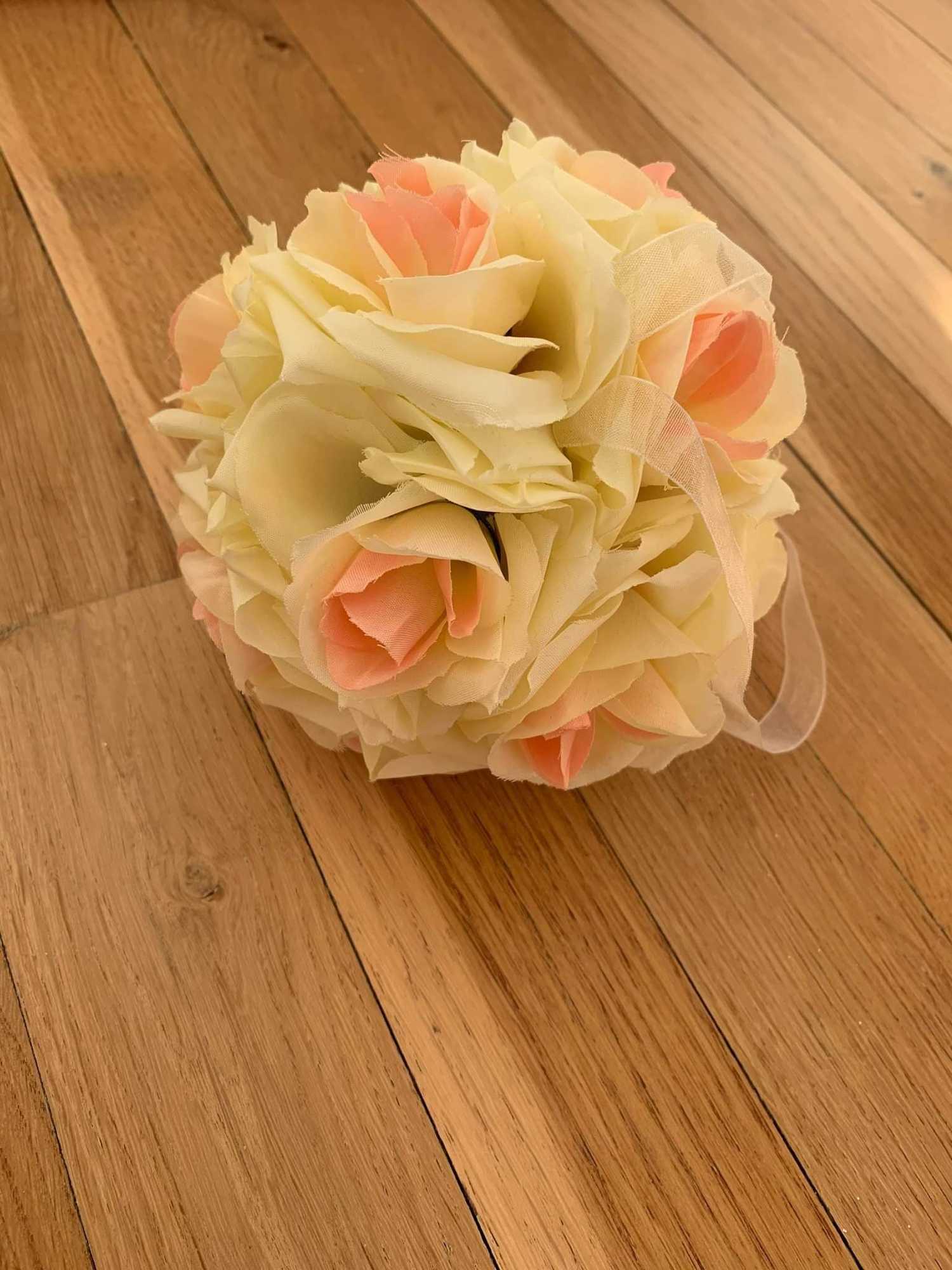 Boules de fleurs jaunes à Dijon 