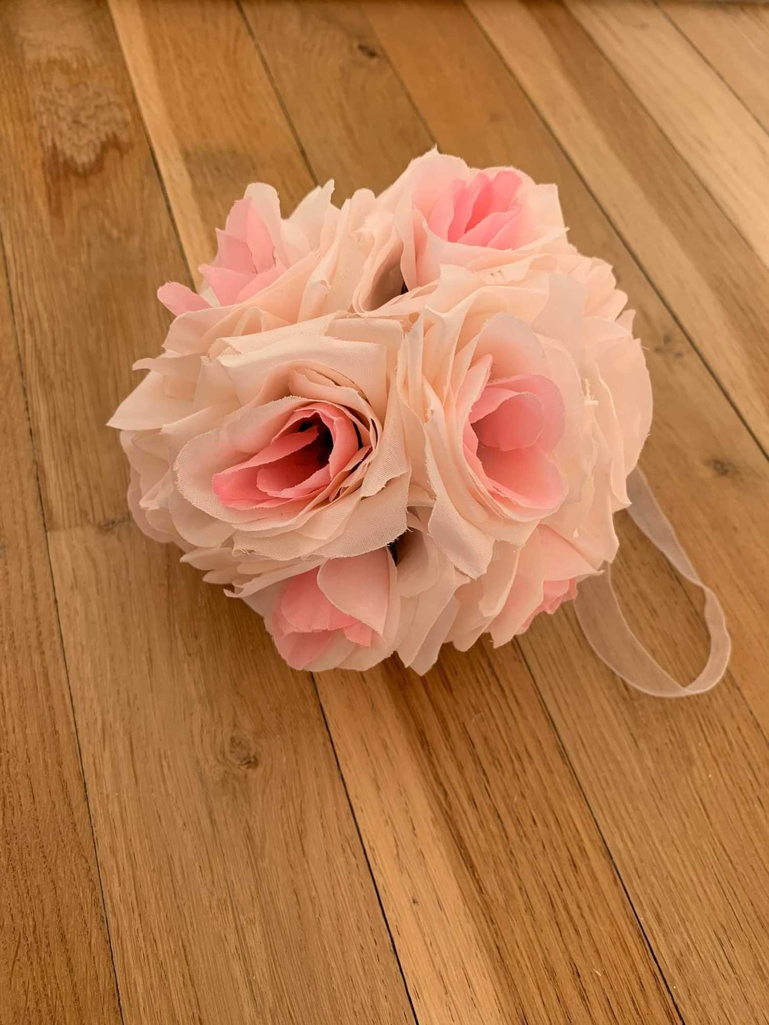 boules de fleurs roses à Troyes