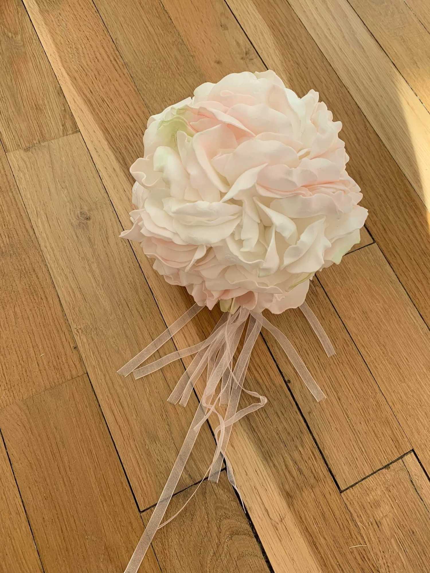 boules de fleurs avec rubans pendant à Troyes