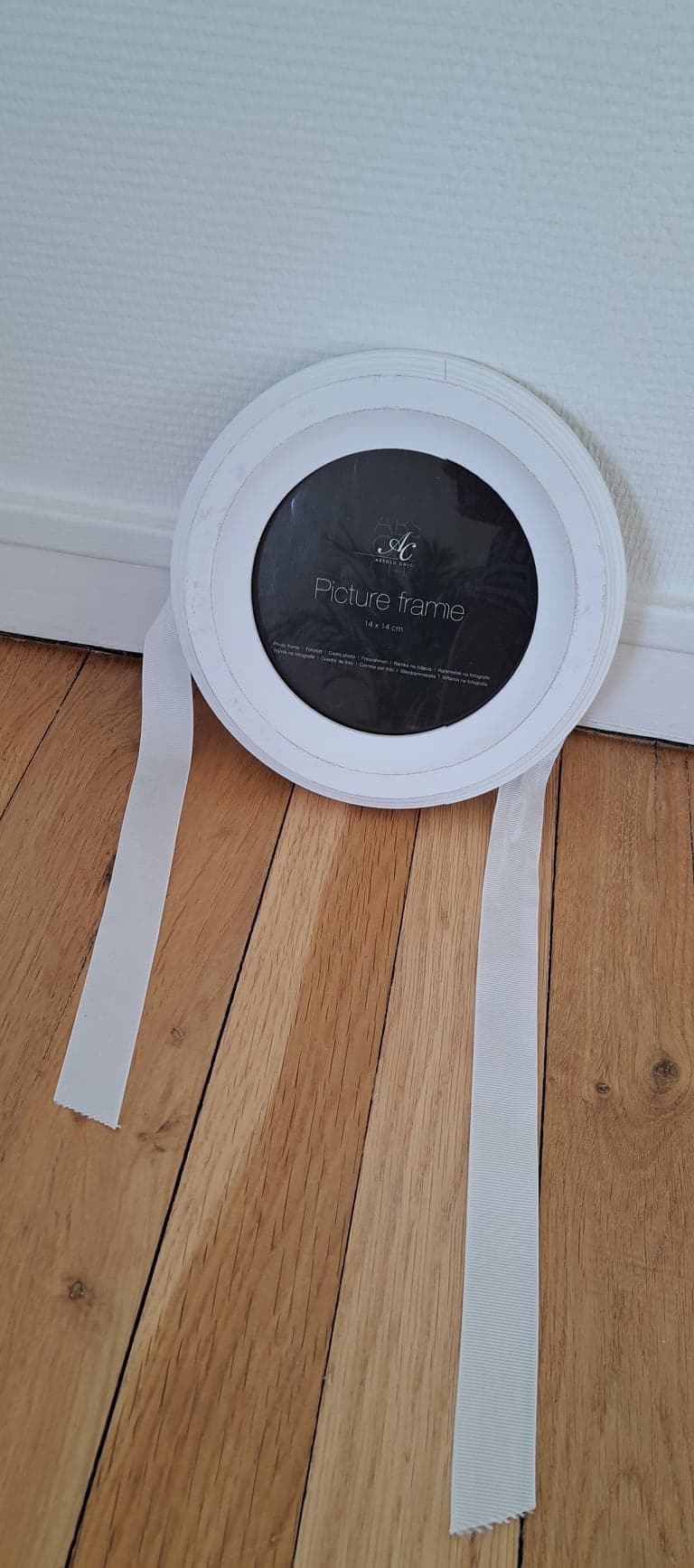 Cadre photo rond blanc à Troyes 